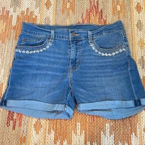 Embroidered Stretchy Levi’s Shorts